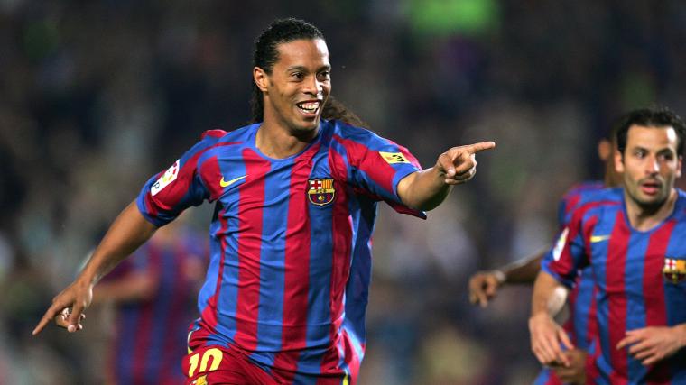 Ronaldinho cầu thủ tấn công khiến mọi hàng hậu vệ sợ hãi